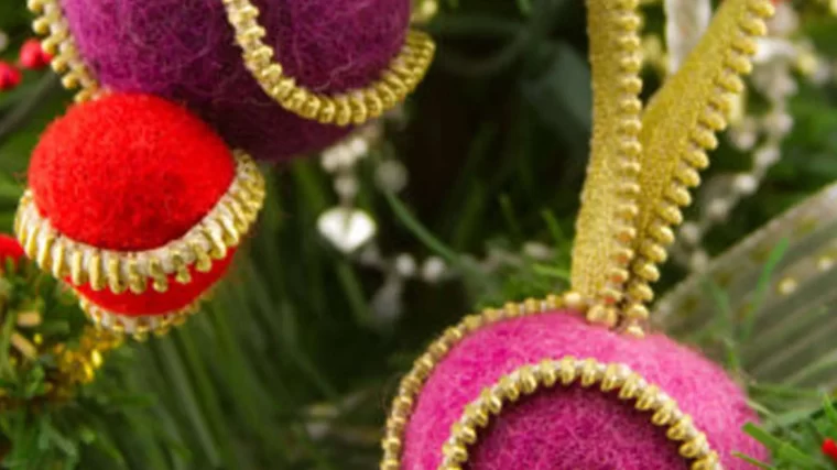 Zipper Felted Ball Ornament Pattern