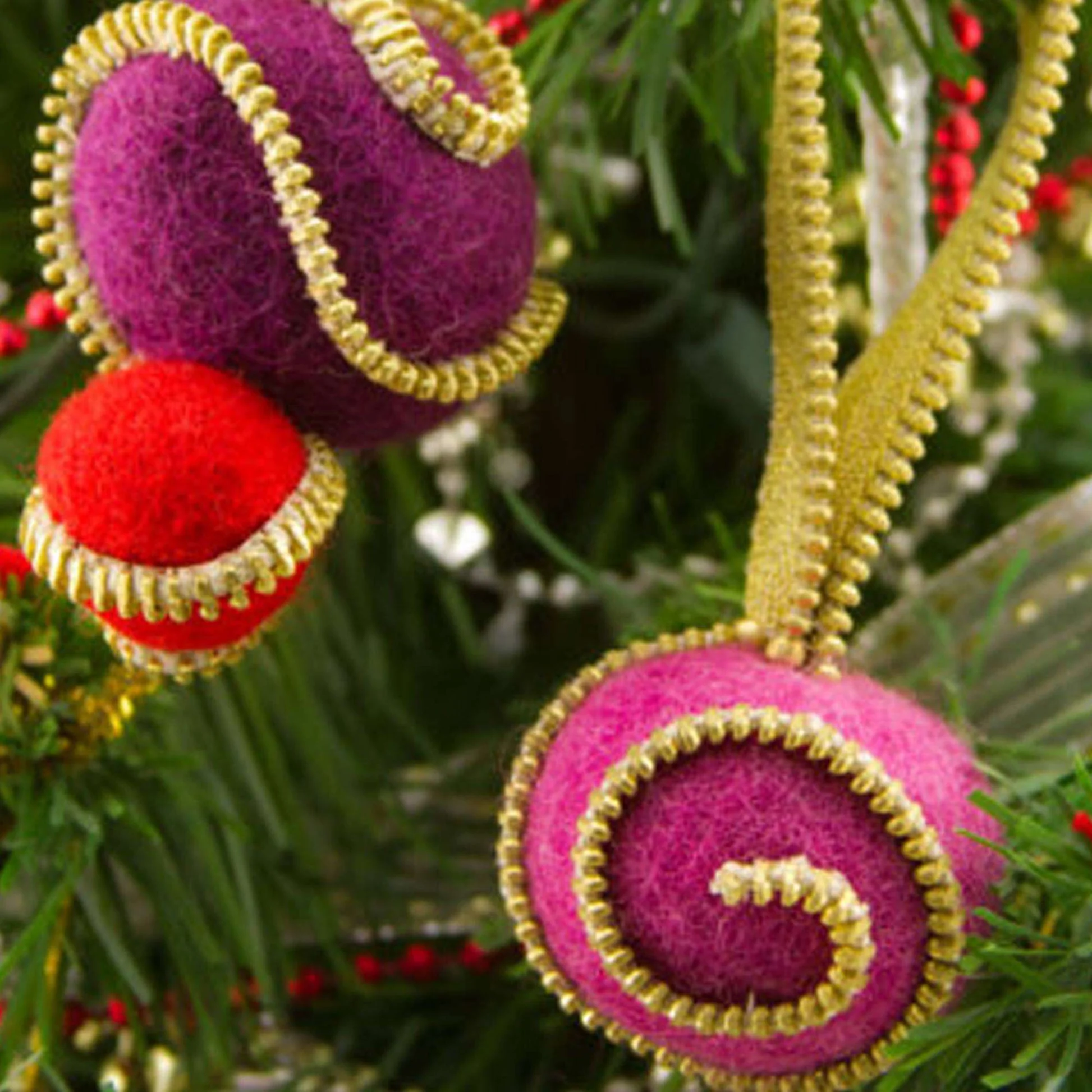 Zipper Felted Ball Ornament Pattern